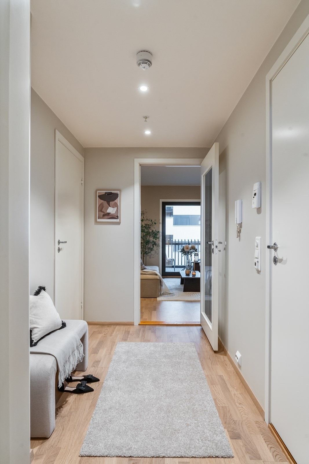 Lys entrè med plass til å henge fra seg yttertøy og plassere sine sko. Galleribilde