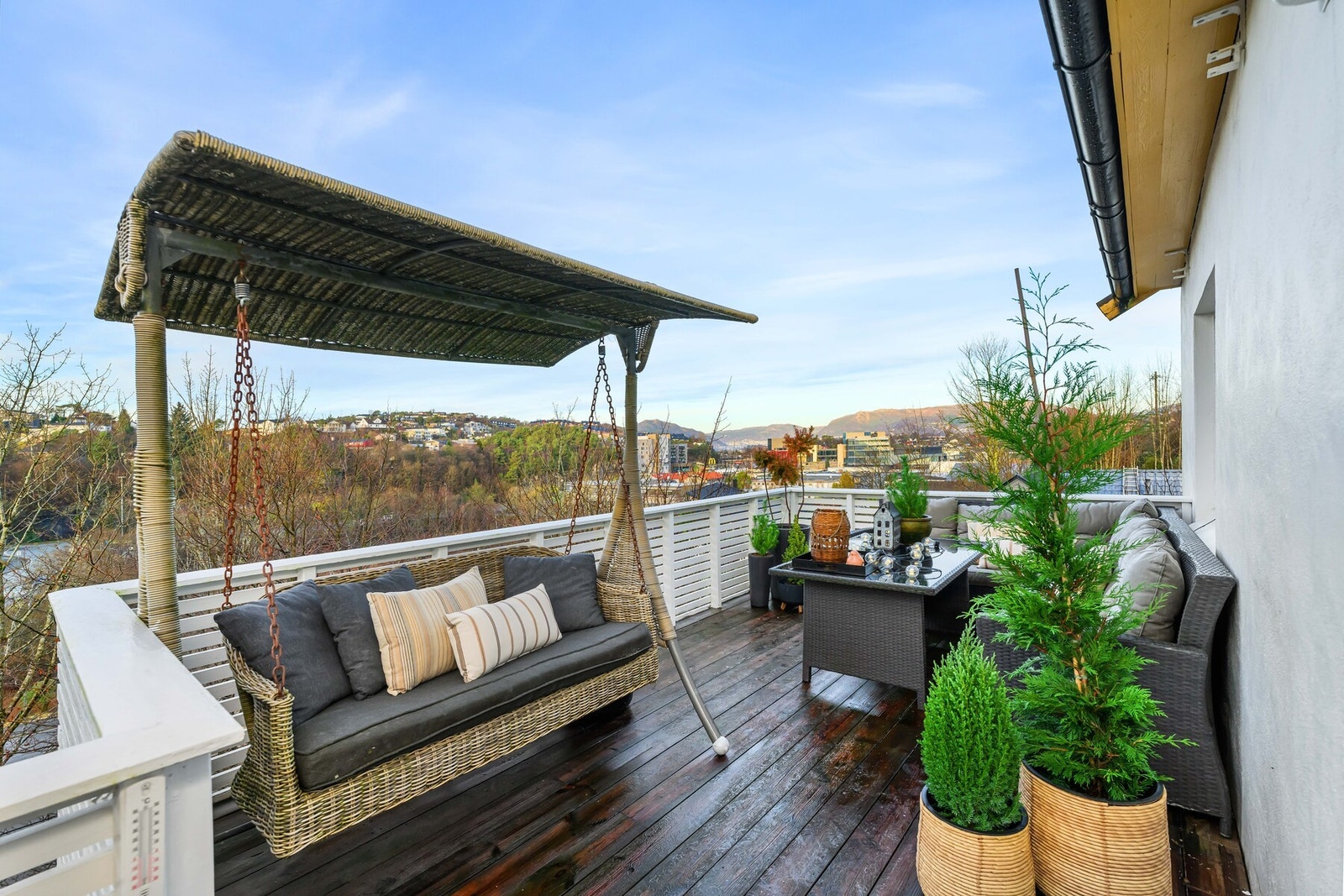 Fra balkongen kan en nyte vidstrakt utsikt, i tillegg til kveldssolen og mange flotte solnedganger. Galleribilde