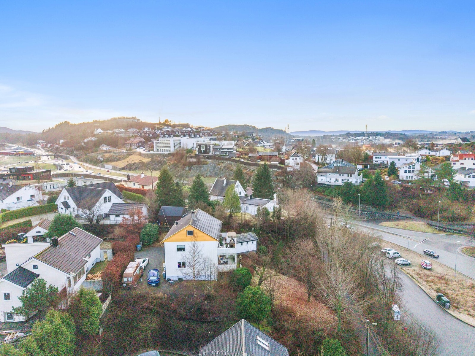 Godt med parkeringsplass til flere biler på egen tomt, med elbillader fra 2021. Galleribilde