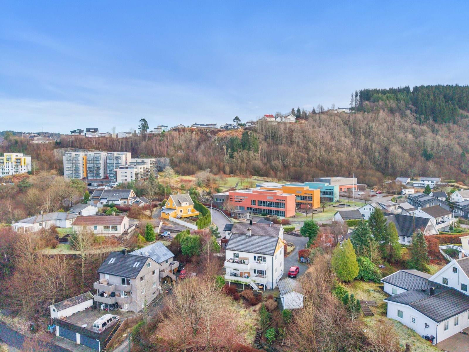 Området er kjent for sitt trygge og familievennlige miljø, med gangavstand til både barnehager og skoler. Galleribilde