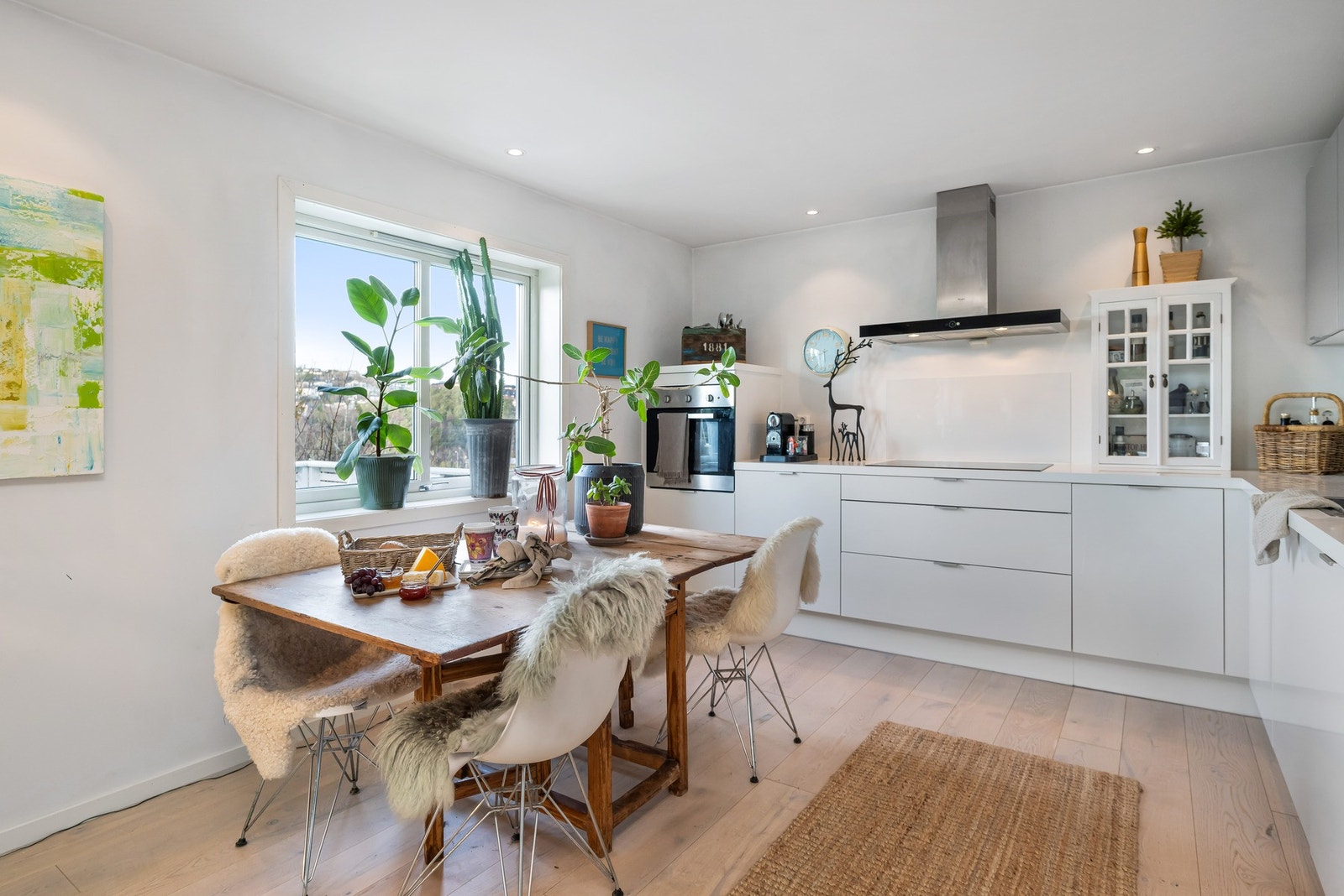 Den åpne løsningen til stue og spisestue, gjør matlagingen til en sosial aktivitet. Galleribilde