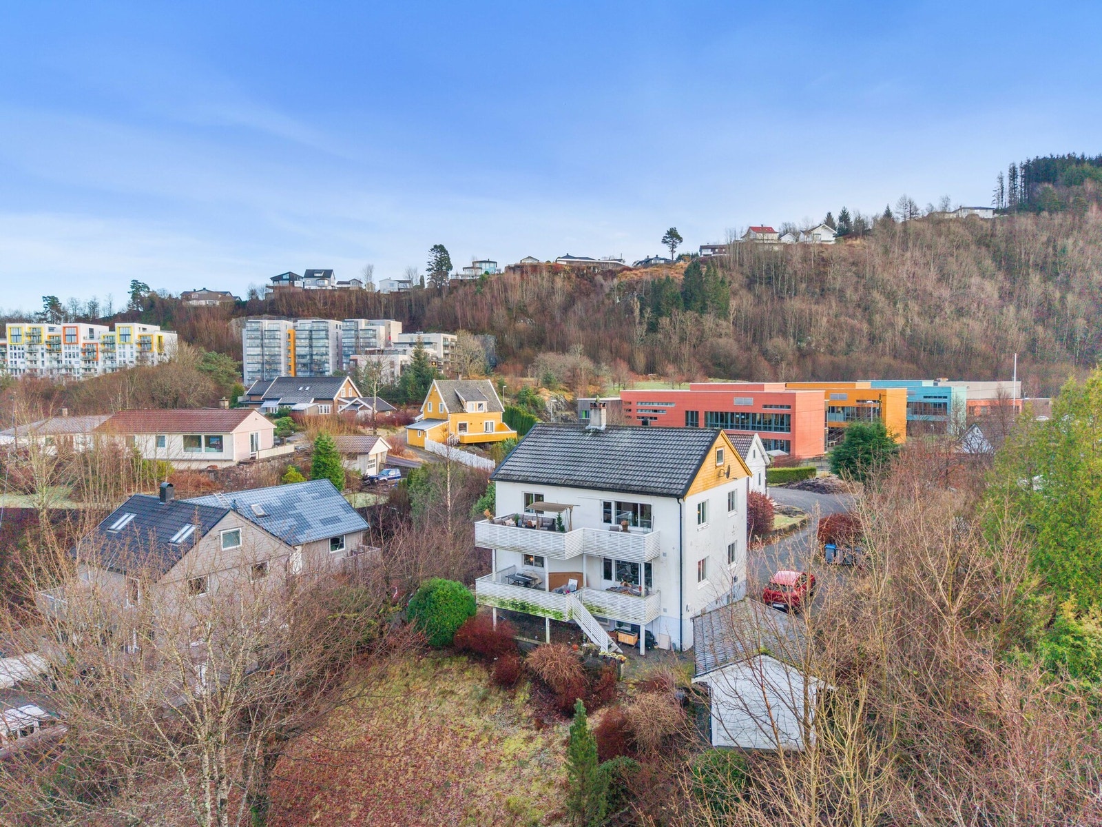 Utmerket beliggenhet for den som ønsker å bo tilbaketrukket, men sentralt og lett tilgjengelig til både jobb, servicetilbud og natur. Galleribilde