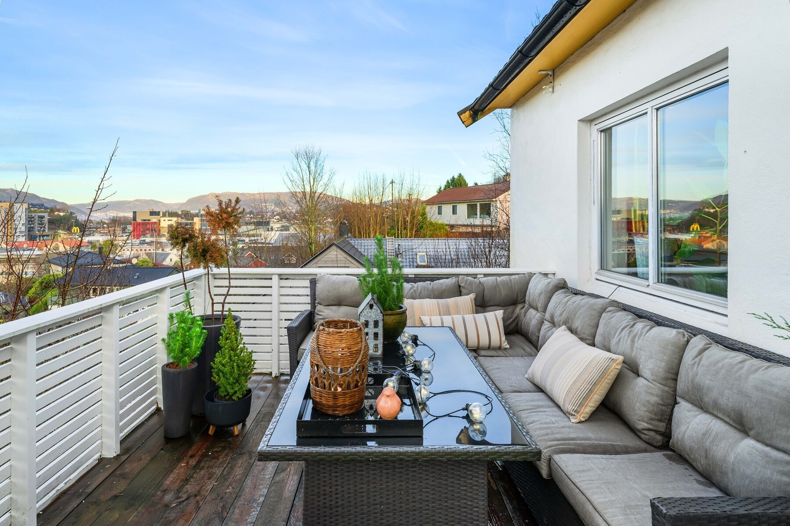 Velkommen til denne innholdsrike delen av en tomannsbolig, med usjenert og familievennlig beliggenhet like ved Lagunen. Galleribilde