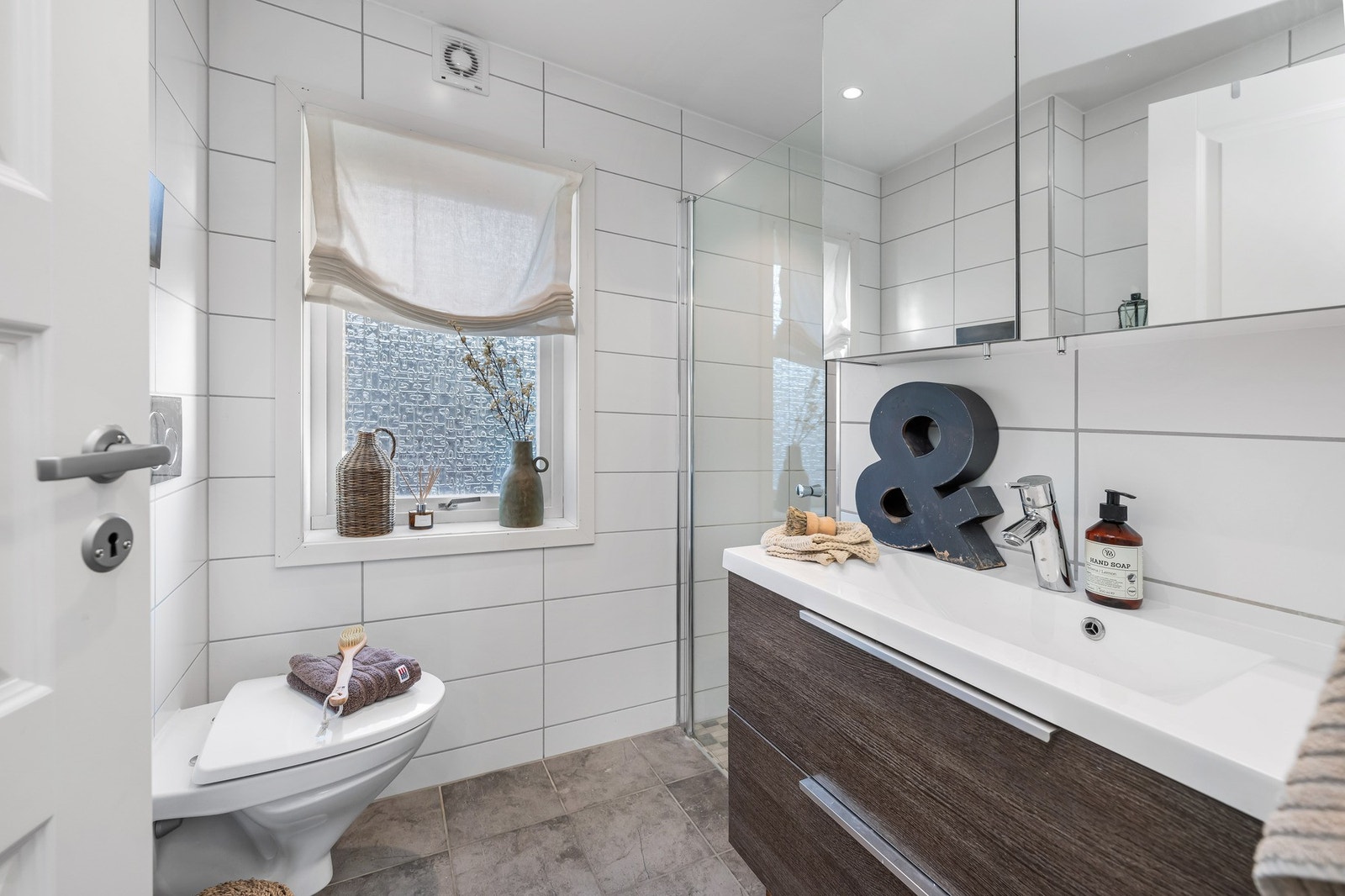 Lyst og romslig bad, gjort i tidløse farger. Galleribilde