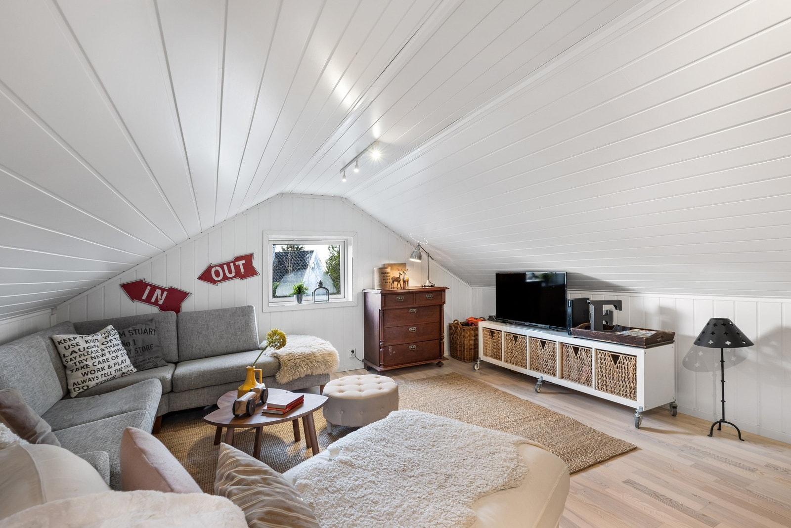 På loftplanet finner en et rom på 19,1 m², innredet som loftstue. Galleribilde