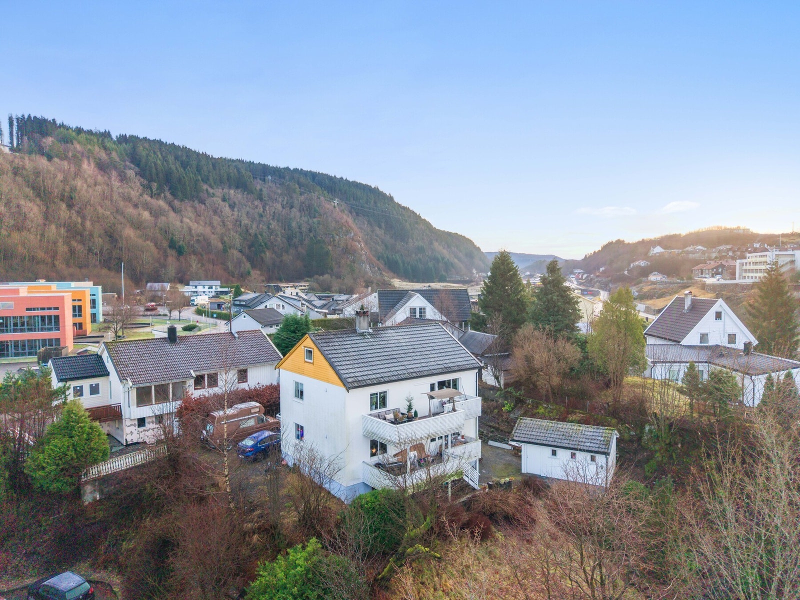 Boligen har en attraktiv og sentral beliggenhet i et rolig og veletablert boligområde i Rådal. Galleribilde