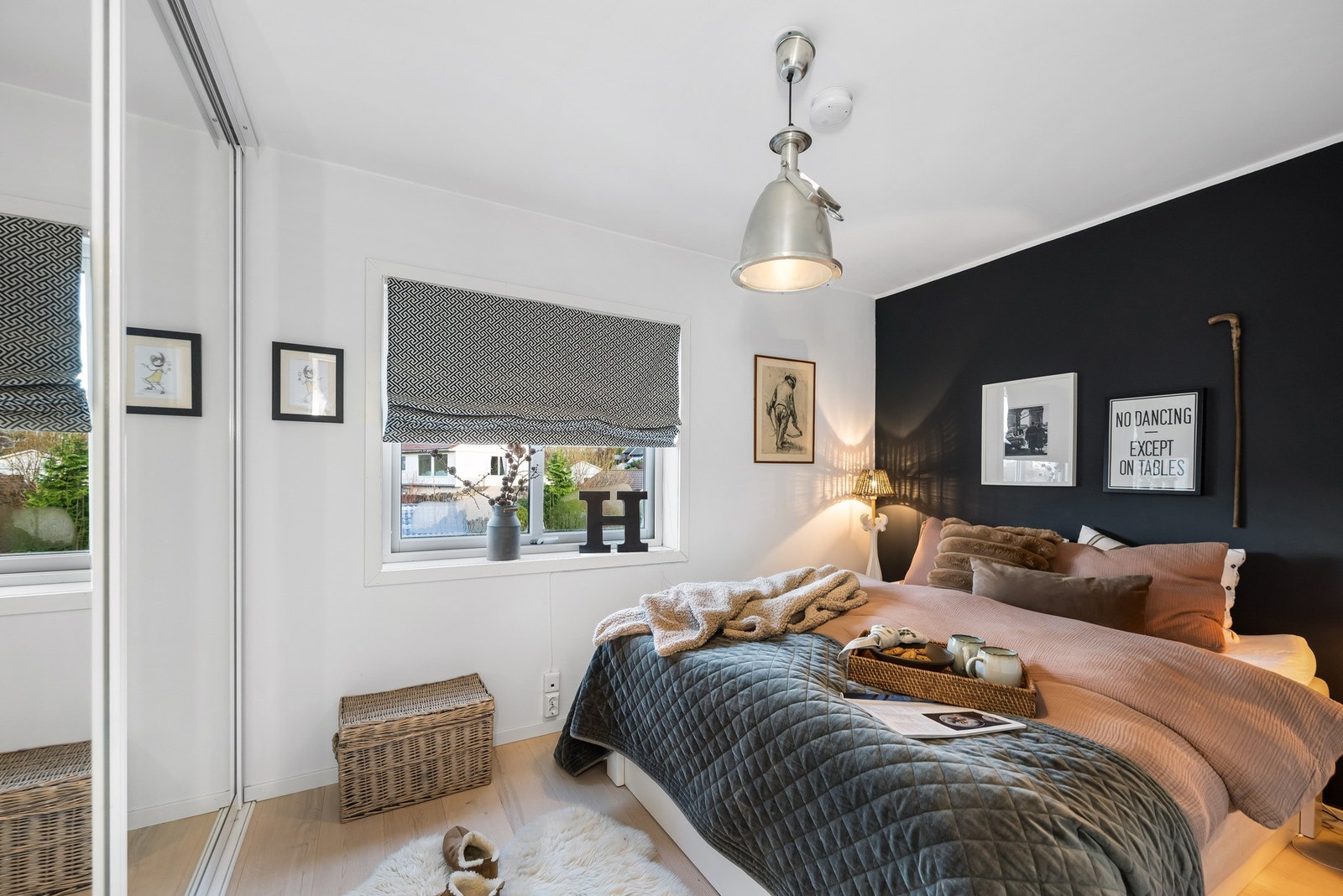 Begge soverommene har innebygget skyvedørsgarderobe med speilfronter, som gir god plass til klær og oppbevaring. Galleribilde