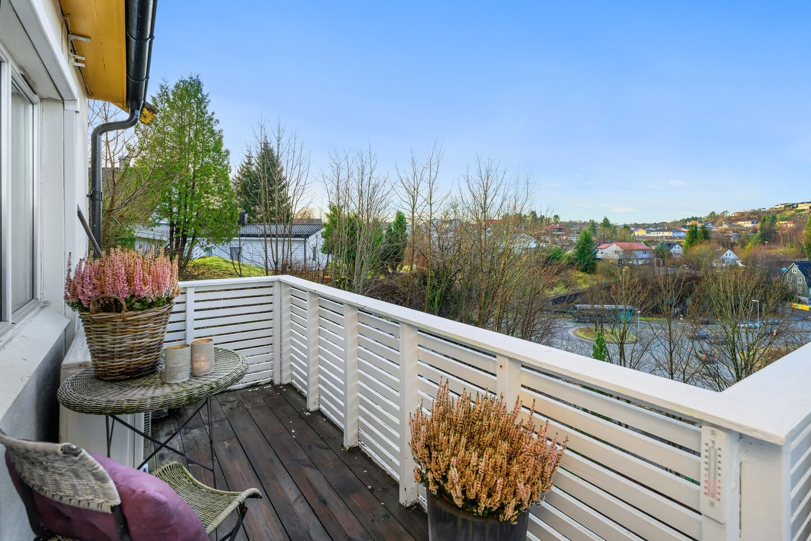 Balkongen har vedlikeholdsfritt terrassegulv i varmebehandlet furu, med en god levetid. Galleribilde