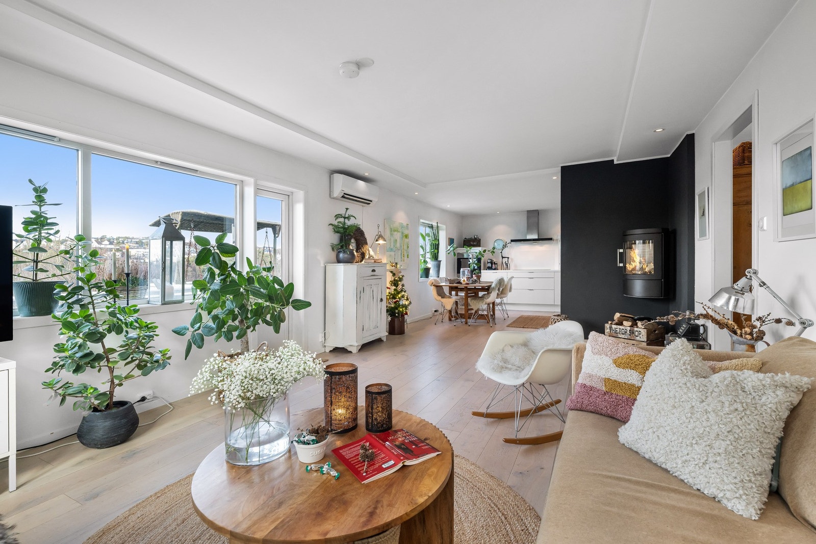 Boligen er lys og luftig, med store vindusflater som sørger for rikelig med naturlig lysinnslipp. Galleribilde