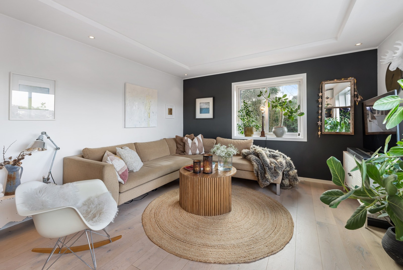 Rommet har et romslig areal på 36,3 m², og kan enkelt innredes i flere sosiale soner. Galleribilde