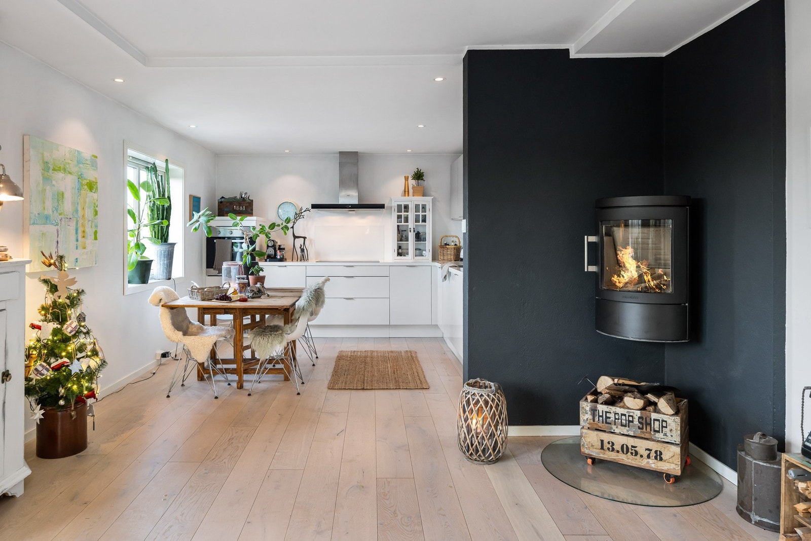 Rommet gir god plass til både sofaseksjon, spisebord og mediemøblement. Galleribilde