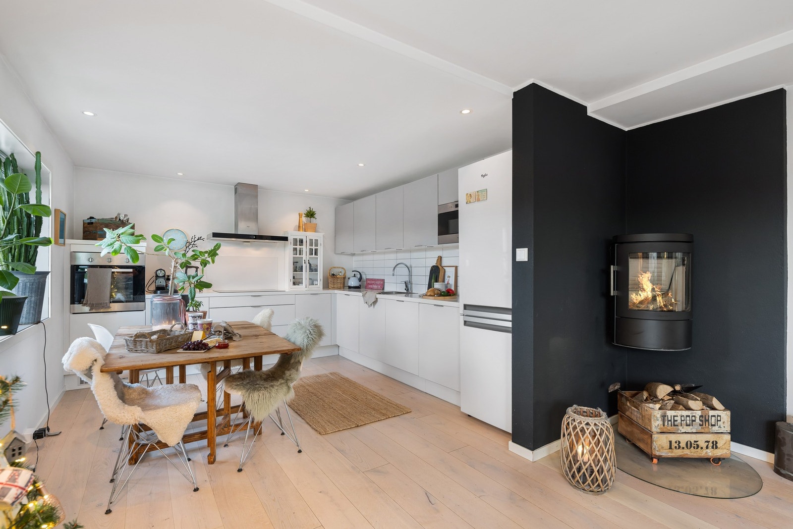 En koselig vedovn sørger for lun og varm stemning, og en varmepumpe sørger for effektiv regulering av inneklimaet. Galleribilde