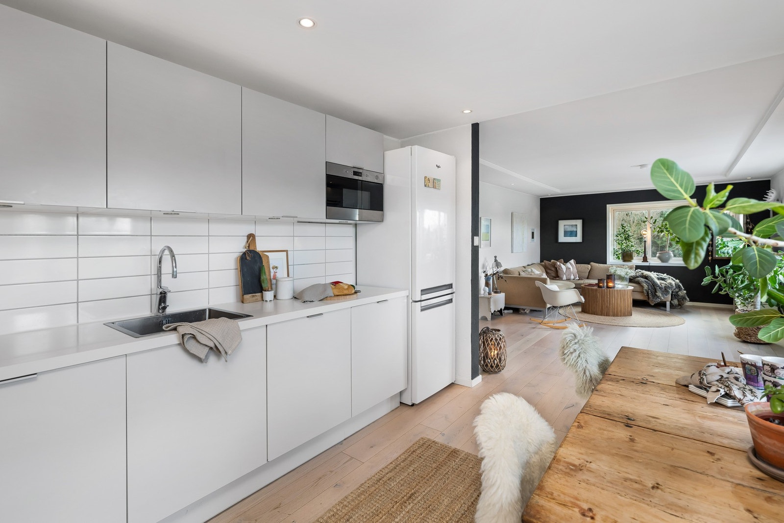 Kjøkkenet har godt med oppbevaringsplass i skap og skuffer, samt god arbeidsplass på benken. Galleribilde