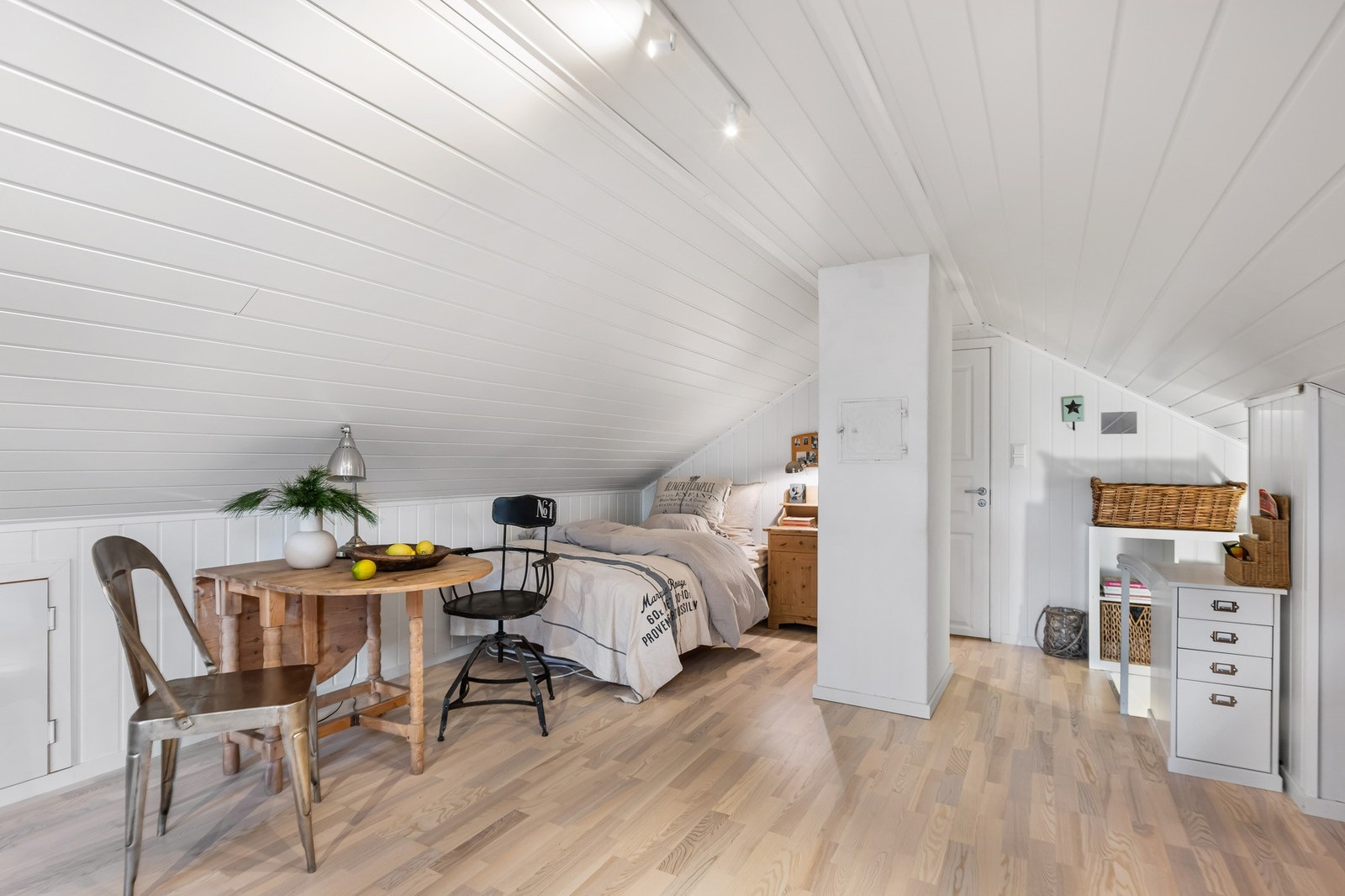 På loftet er det foret ut vegg på innredet rom, og begge loftvinduer er skiftet i 2025. Galleribilde