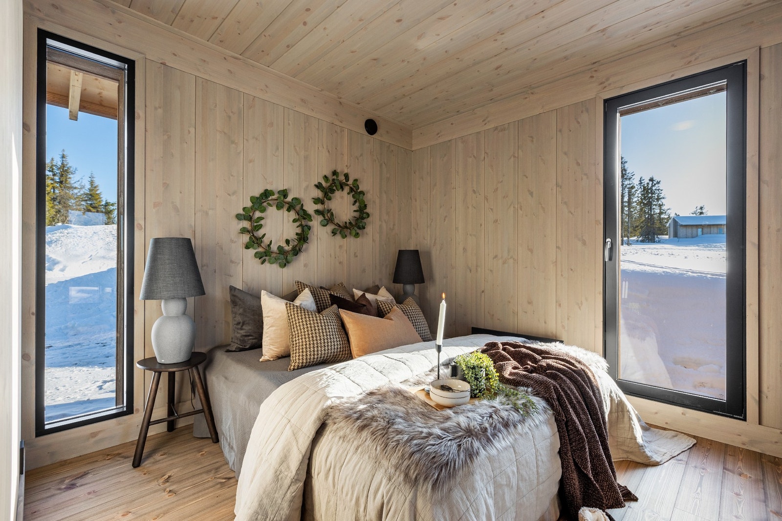 Koselig hovedsoverom med god plass til dobbeltseng og tilhørende nattbord Galleribilde