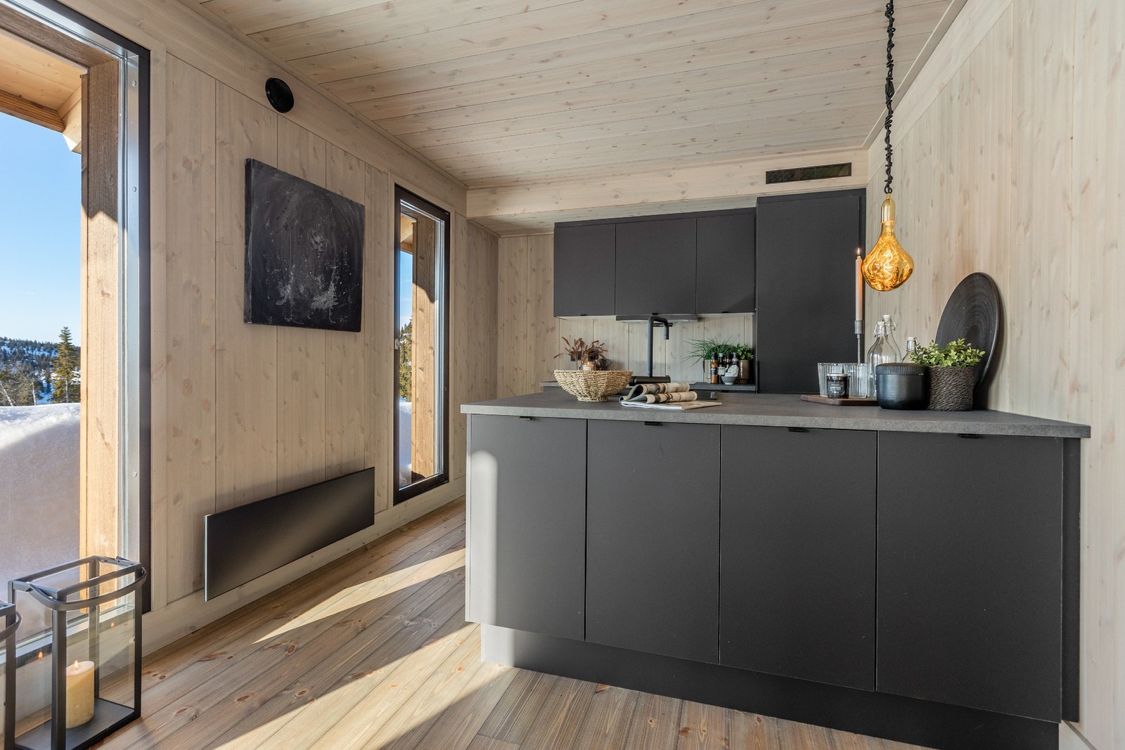 Praktisk kjøkkenøy med god plass til oppbevaring av kjøkkenutstyr og en stor arbeidsflate Galleribilde