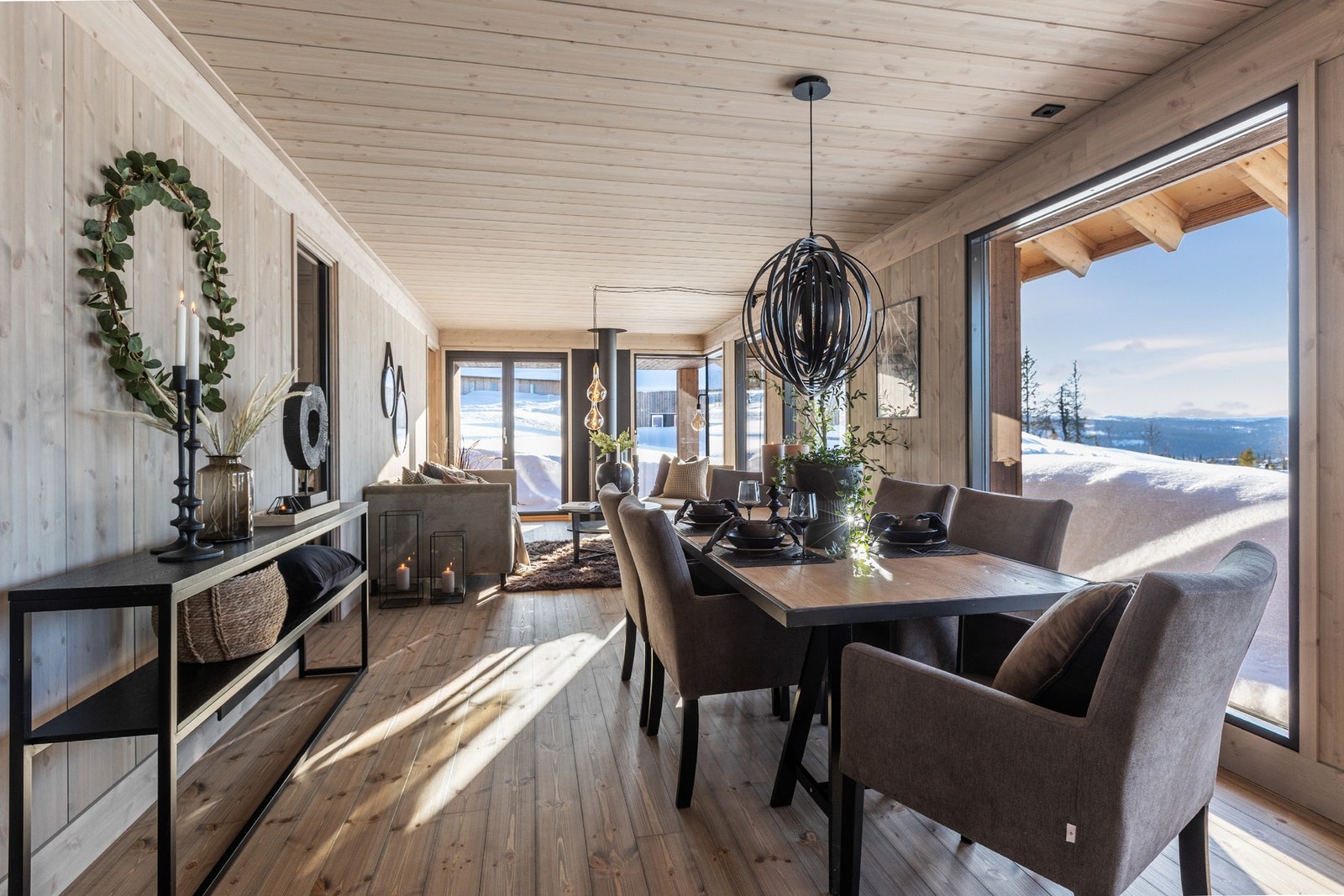 Spisestuen binder sammen stuedelen og kjøkkenet, som gir fin flyt i det store oppholdsrommet Galleribilde