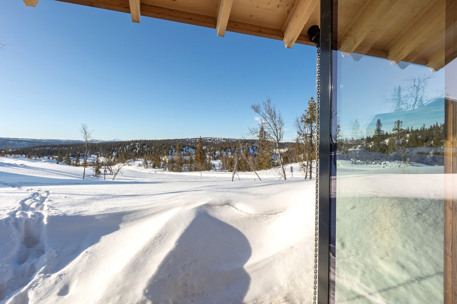 Hytta ligger åpent til og har et herlig utsyn Galleribilde