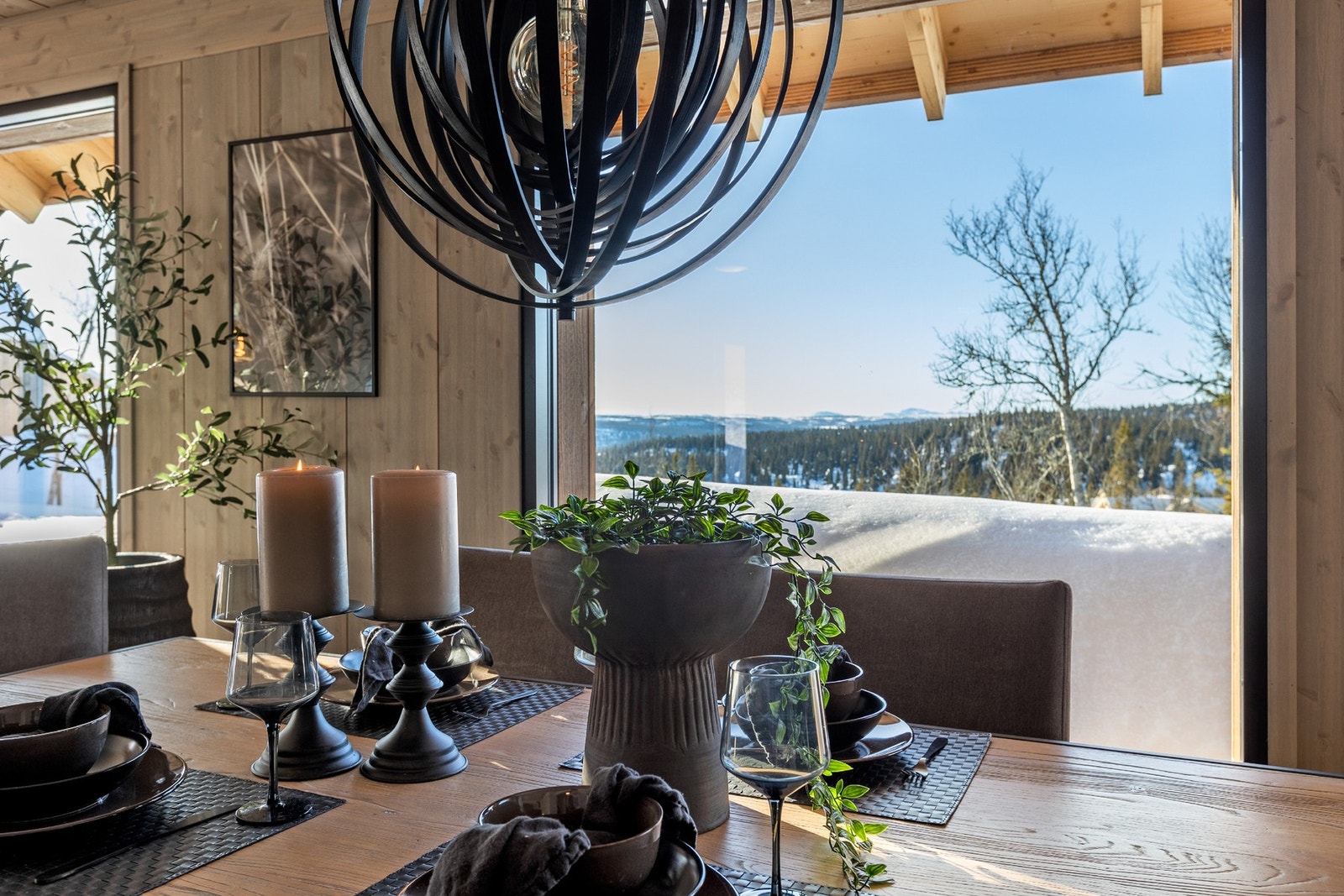 De store vindusflatene er gjennomgående i hele hytta. Her får man godt med sollys inn, og et herlig utsyn Galleribilde