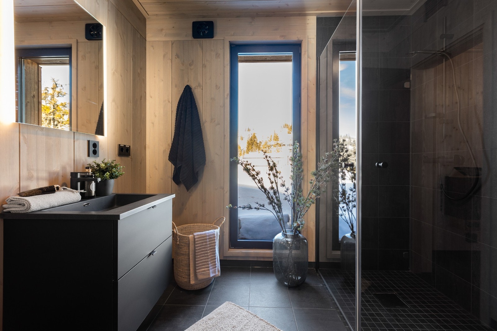 Elegant bad i romslig størrelse med badstue Galleribilde