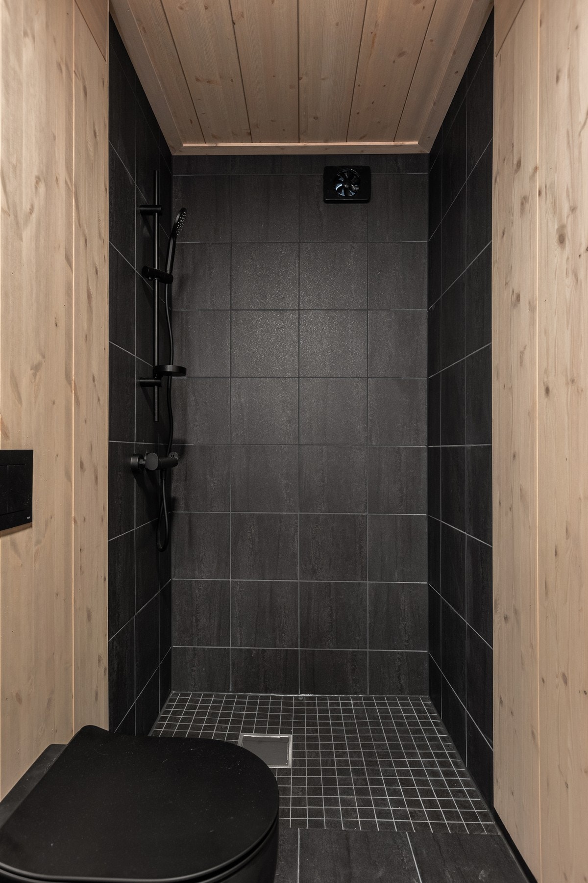 Videre er badet innredet med vegghengt toalett og dusjhjørne. Begge badene har elektriske varmekabler i gulvet Galleribilde