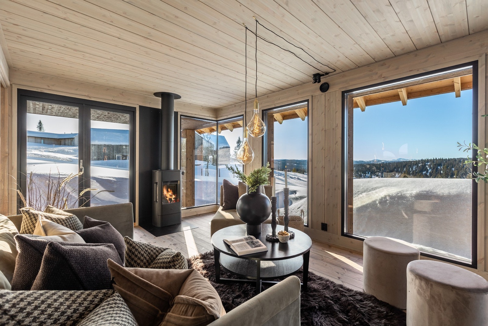 Dette er en familievennlig hytte med moderne løsninger som sørger for god komfort. Alt ligger til rette for avslappende og innholdsrike dager året rundt Galleribilde