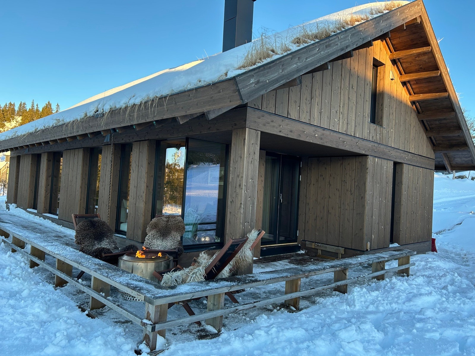 Terrassen er bygget ut og strekker seg 20m2 langs fremsiden av hytta - bilde tatt av selger Galleribilde