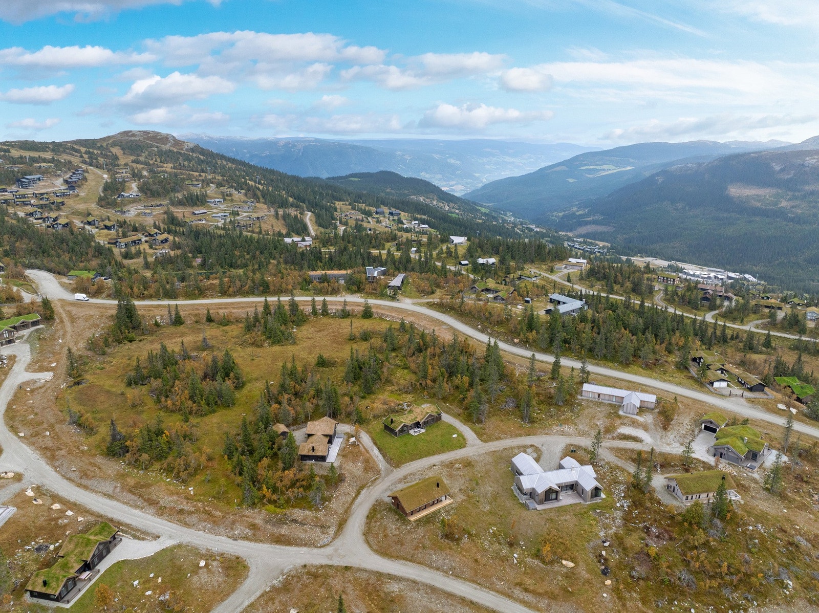 Hytta ligger i nærhet til ulike vann som Raudskuttjønnet og Bjønnlitjønnet. Her får du gode bade- og fiskemuligheter Galleribilde