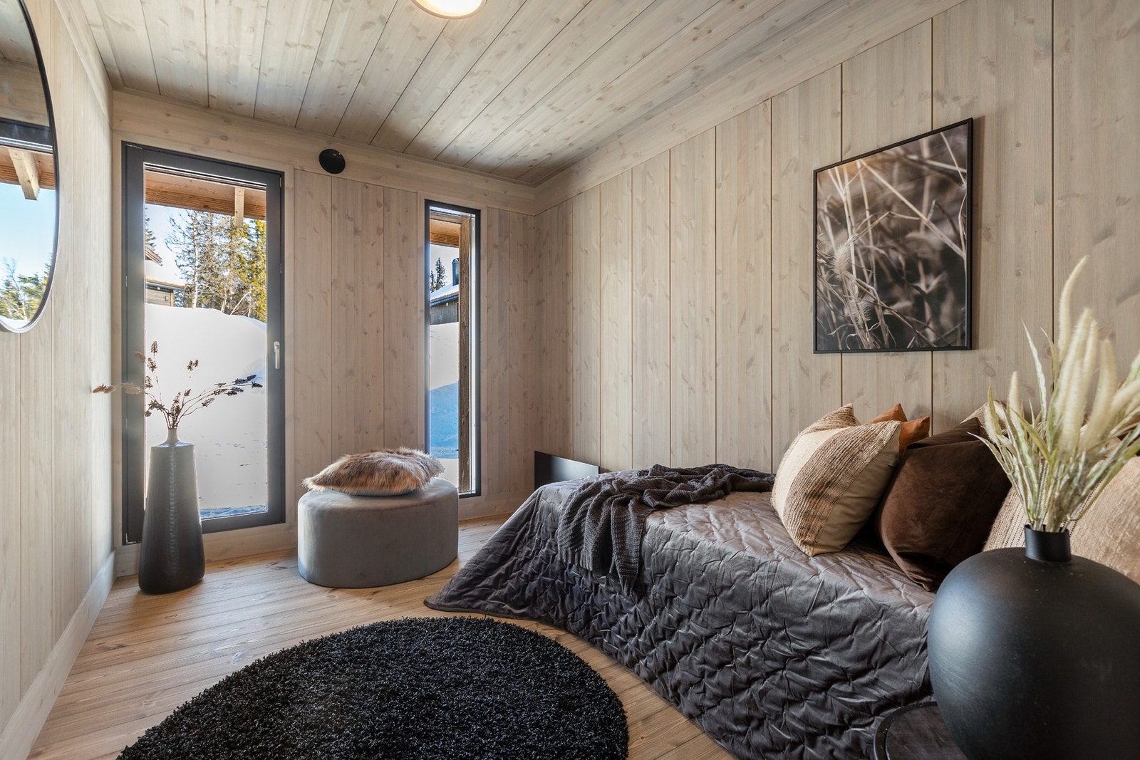 Det andre soverommet er romslig med god plass til dobbeltseng eller køyeseng om ønskelig, samt tilhørende nattbord og garderobeløsning Galleribilde