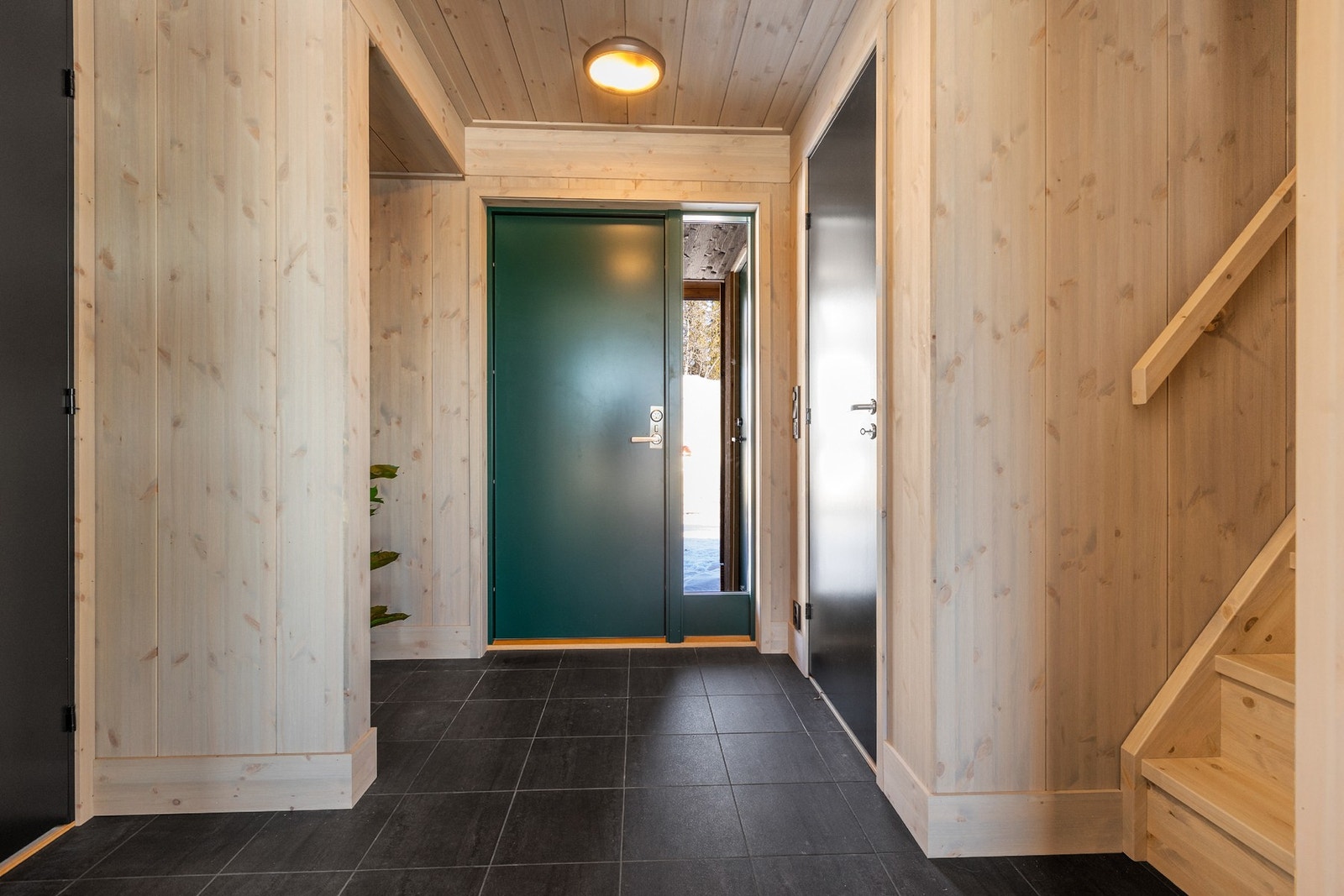 Velkommen inn! Inngangspartiet har god plass til oppbevaring av yttertøy og sko Galleribilde