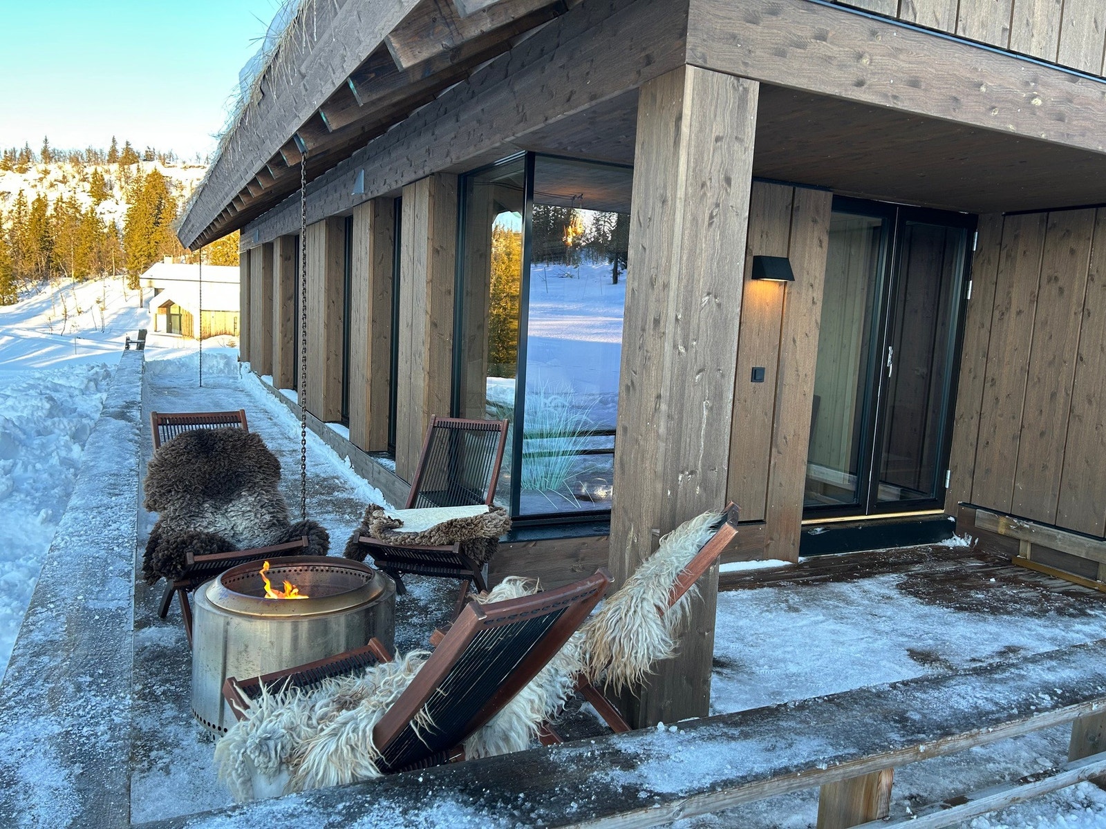 Her kan man fyre opp bålpanna og nyte vindstille, solfylte dager utendørs - bilde tatt av selger Galleribilde