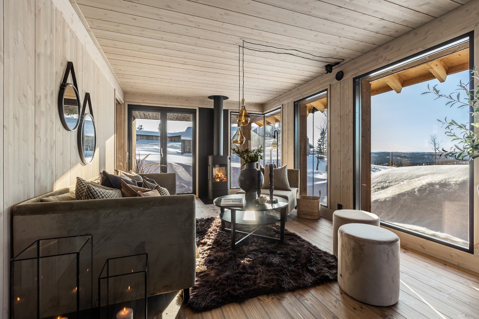 Hytta har lekre overflater som gir et harmonisk og behagelig uttrykk Galleribilde