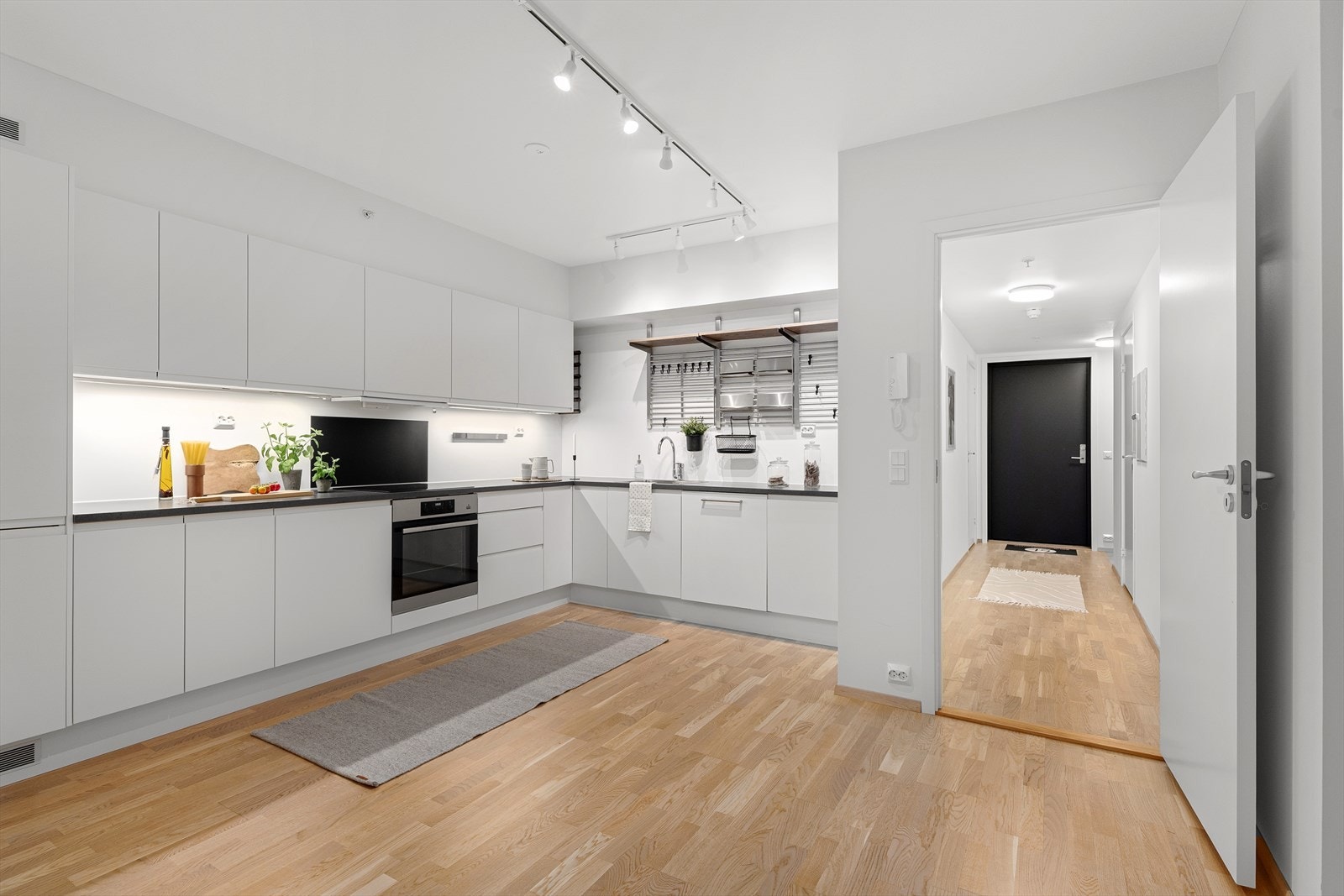 Pen leil på 76 kvm, bygd i 2021. Leiligheten er sentralt plassert på Nærbø, med gangsavstand til både butikker og jernbane. Galleribilde