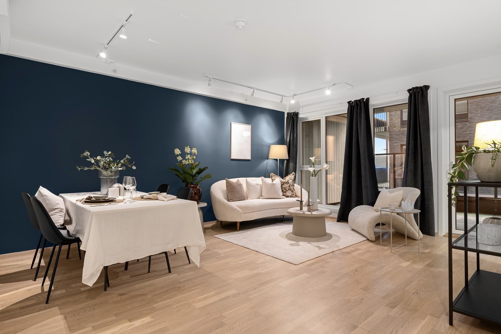 Åpen løsning fra kjøkken og mot stuen. Galleribilde