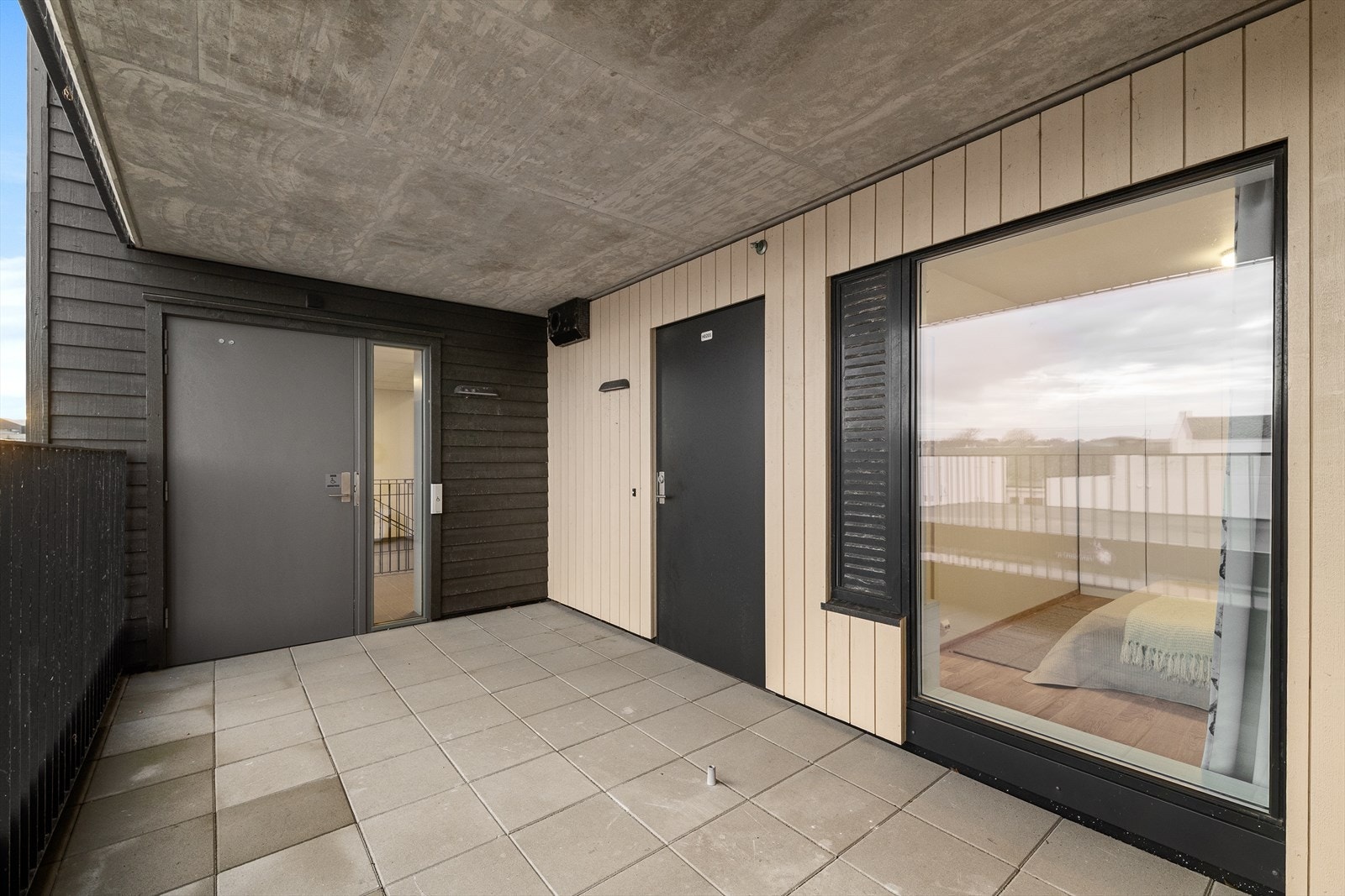 Overbygd inngangsparti, kort vei fra heis og trappehus. Galleribilde