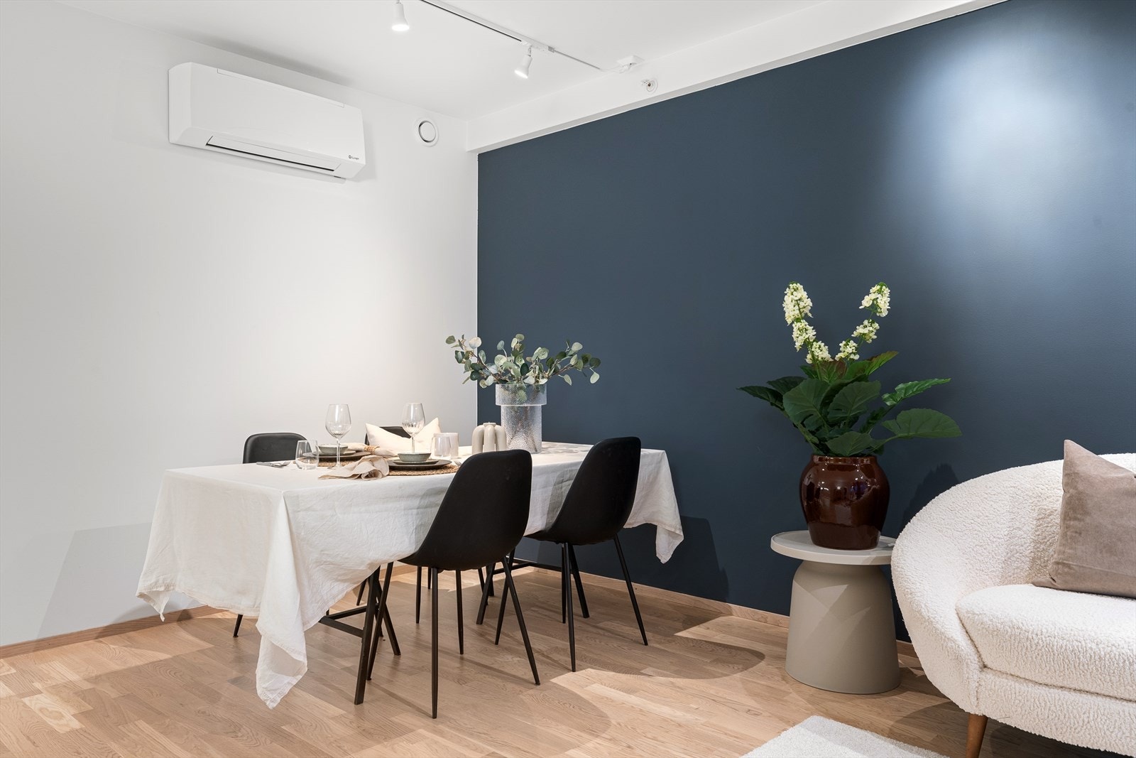 Det er plass for både spisebord og sofagruppe i stuen. Viftekonvektor på vegg som sørger riktig temperatur i leiligheten. Galleribilde