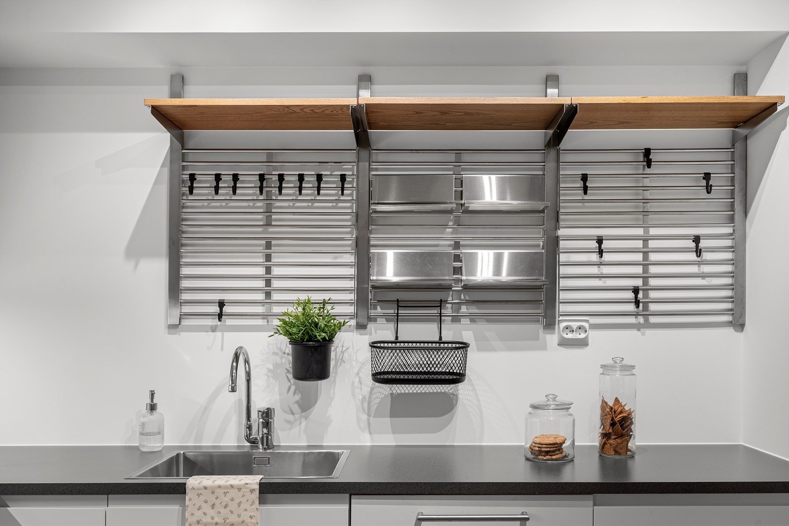 Det er montert et praktisk oppbevaringsystem på vegg. Galleribilde