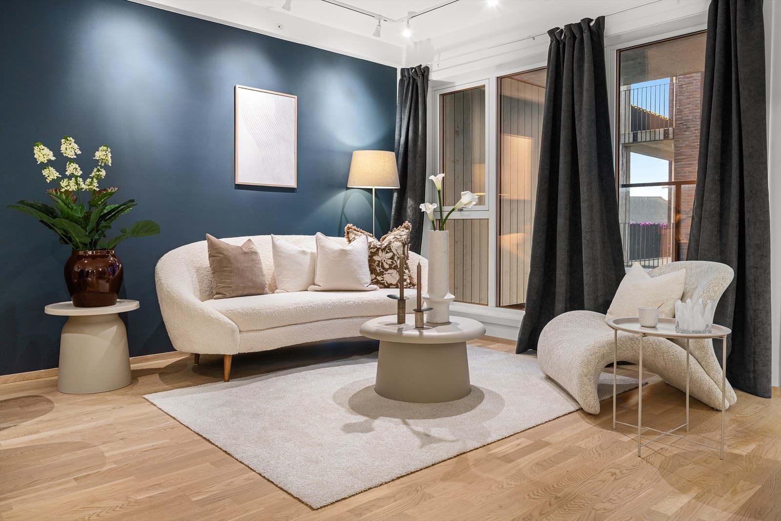 Store vindusflater ut mot balkongen. Galleribilde