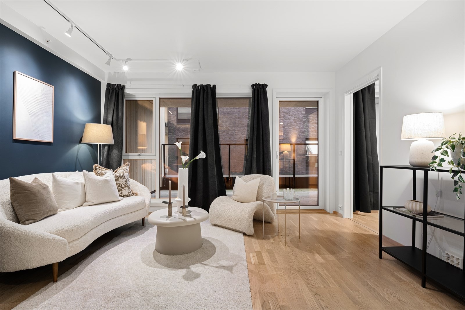 Fra stuen er det utgang til balkong. Galleribilde