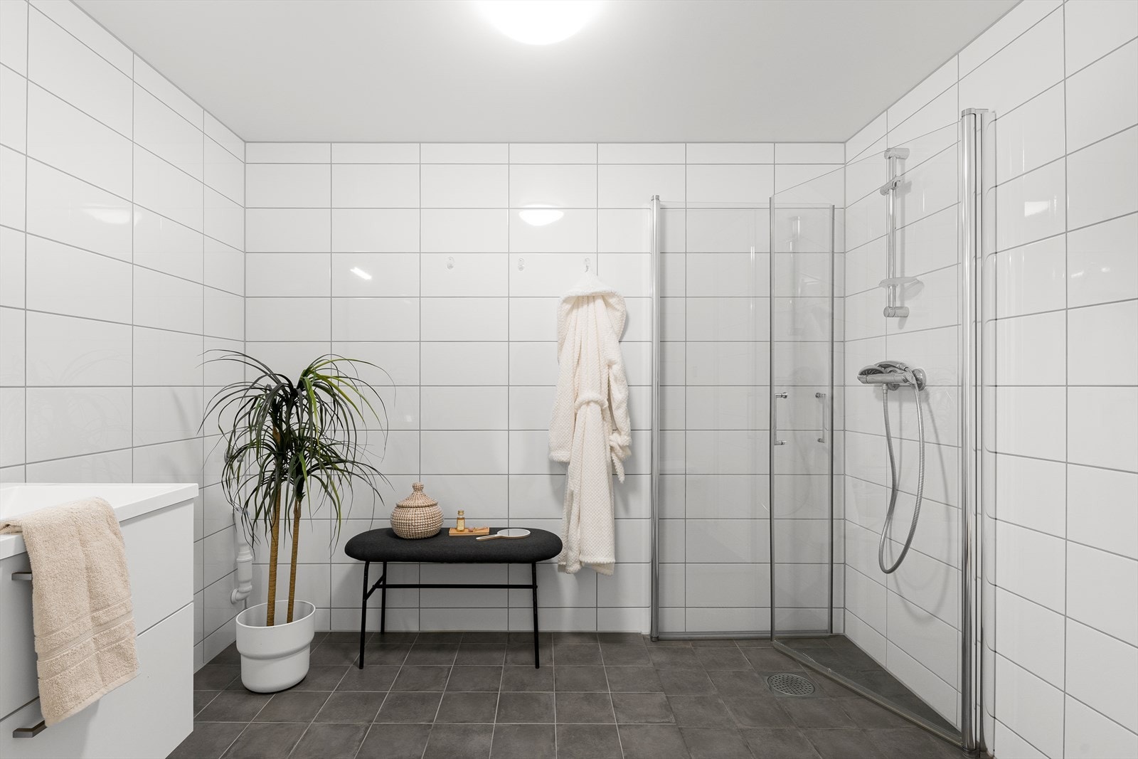 Pent helfliset bad. Badet er romslig med gode løsninger. Galleribilde