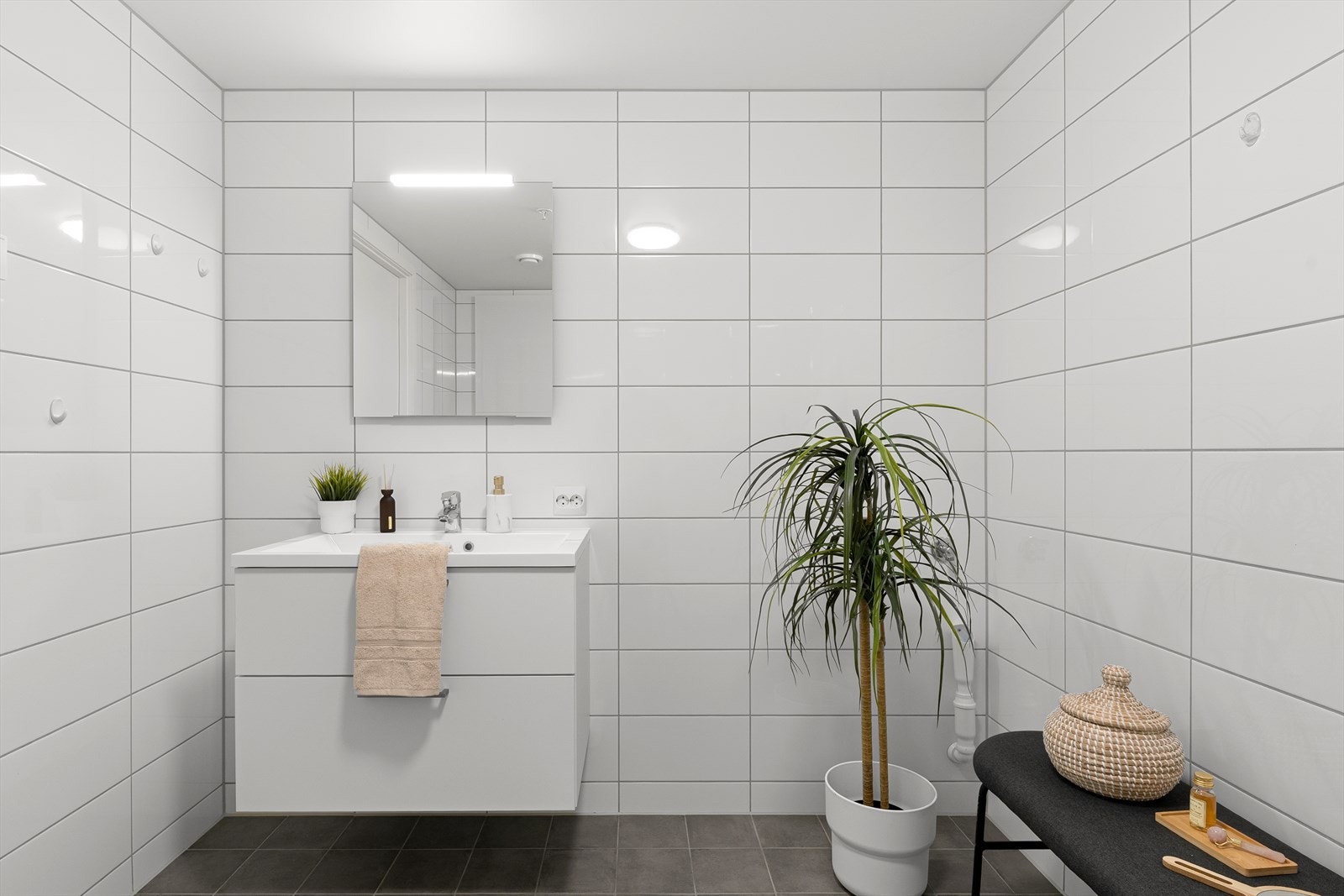 Det er muligheter for å ha vaskemaskinen på badet om ønskelig, men det er også et eget vaskerom. Galleribilde