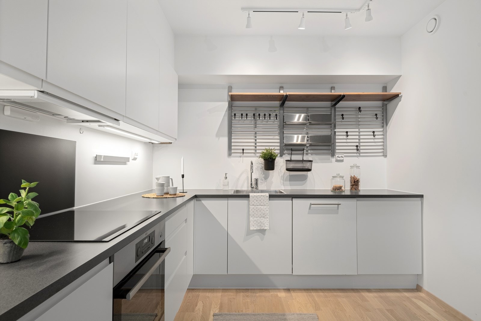 Romslig kjøkken med mye oppbevaringsplass. Legg merke til den gode arbeidsbenken. Galleribilde