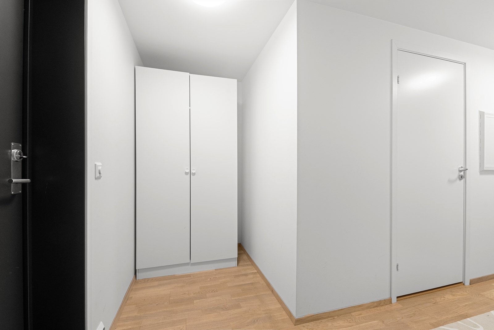 Praktiske oppbevaringsmuligheter i gang. Galleribilde