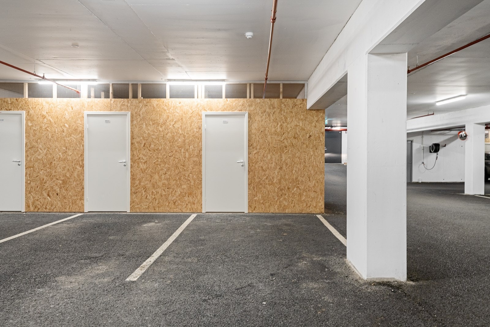 Parkering og sportsbod i lukket garasjeanlegg. Det er heis fra parkeringen og opp til leilighetsetasjen. Galleribilde