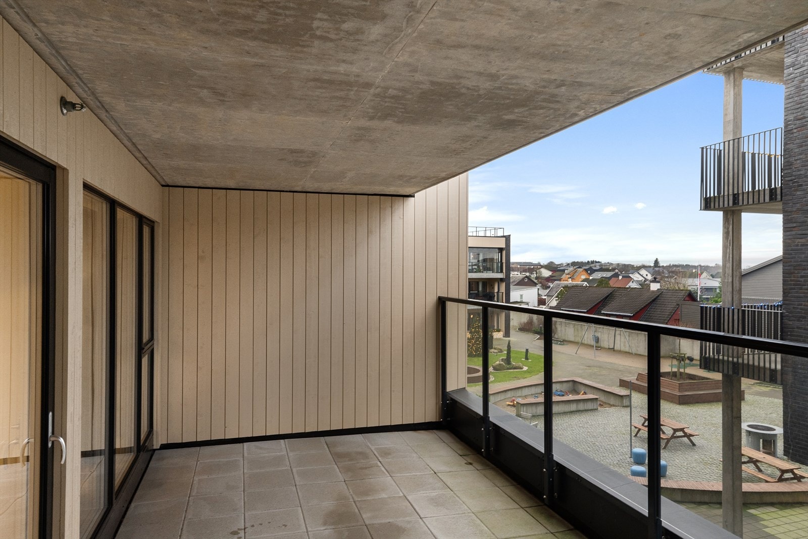 Romslig balkong på ca 18 kvm med tillkomst fra stuen. Galleribilde