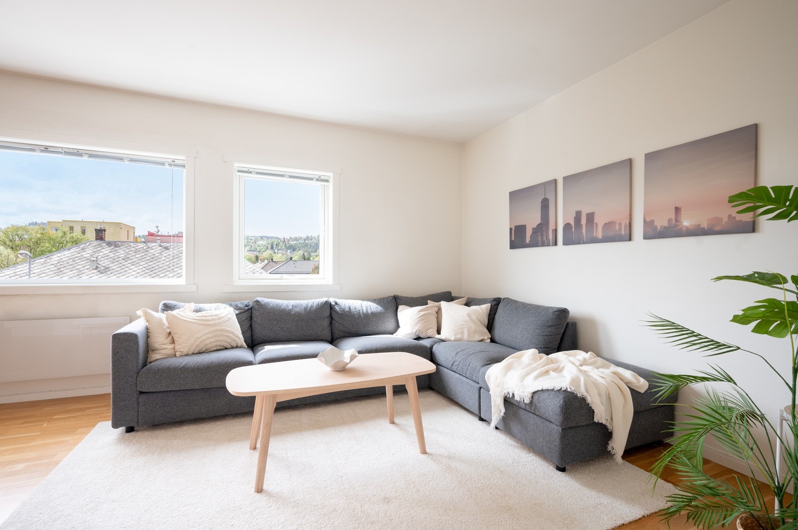 Oppholdsrommet har store vindusflater som sørger for fin naturlig belysning. Galleribilde