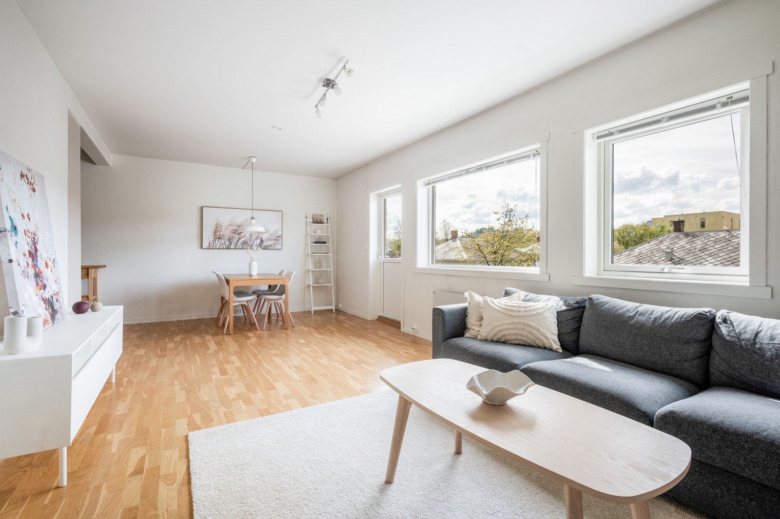 Proaktiv Eiendomsmegling v/Mads Kirkeslett har gleden av å presentere Udbyes gate 5A! En pen selveierleilighet med gunstig planløsning og 3 soverom. Galleribilde