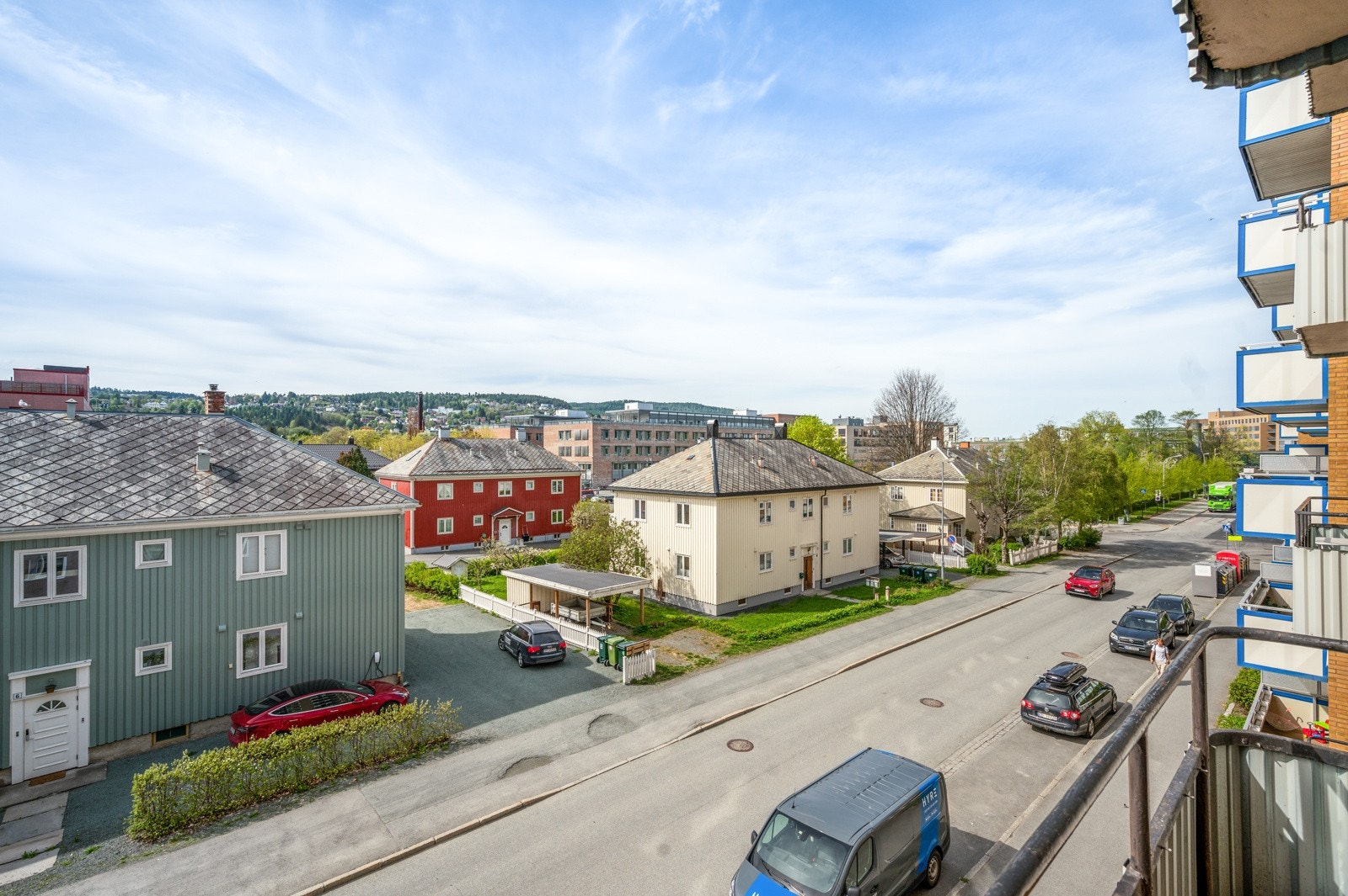 Leiligheten ligger tredje etasje med utsikt mot den sjarmerende småhusbebyggelsen i området. Galleribilde