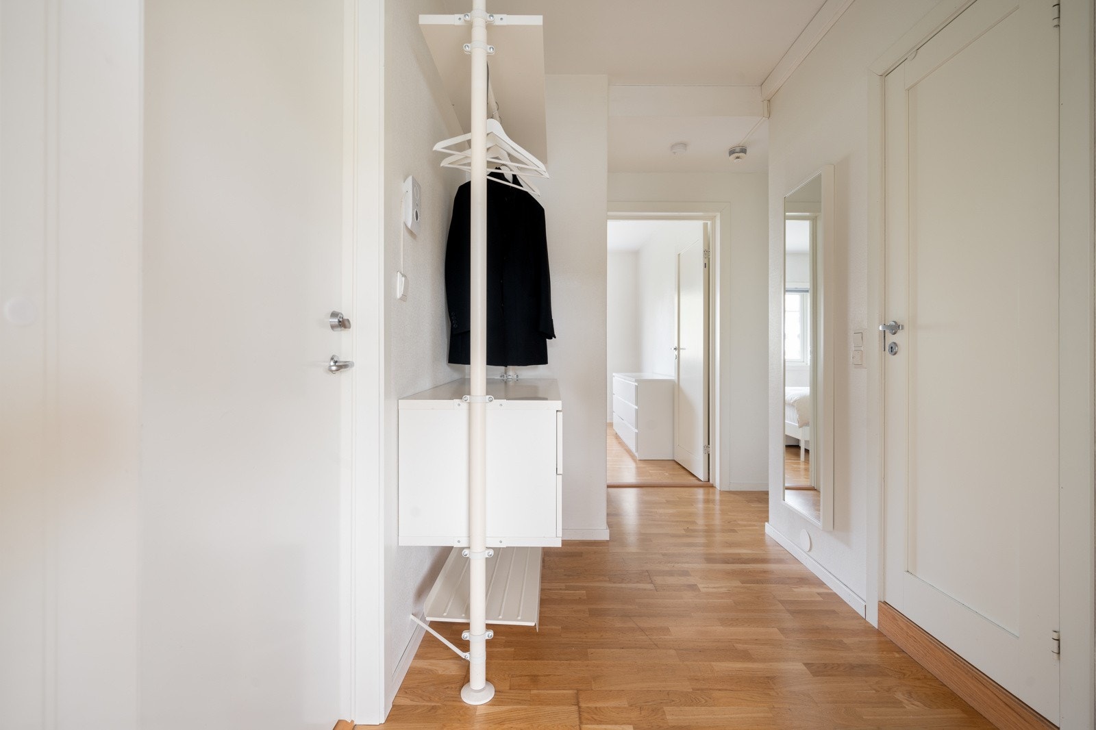 Ved inngangsdøren er det god plass til oppbevaring av sko og yttertøy. Galleribilde