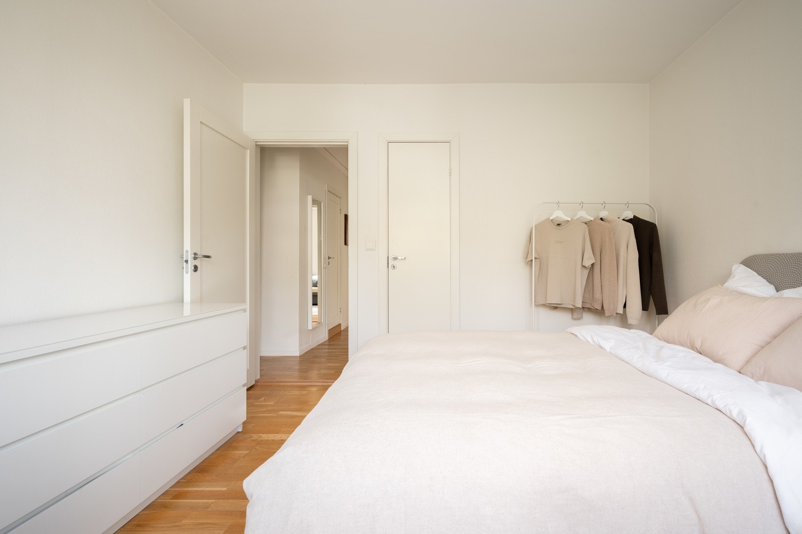 Boligens hovedsoverom måler 12 kvm. Galleribilde